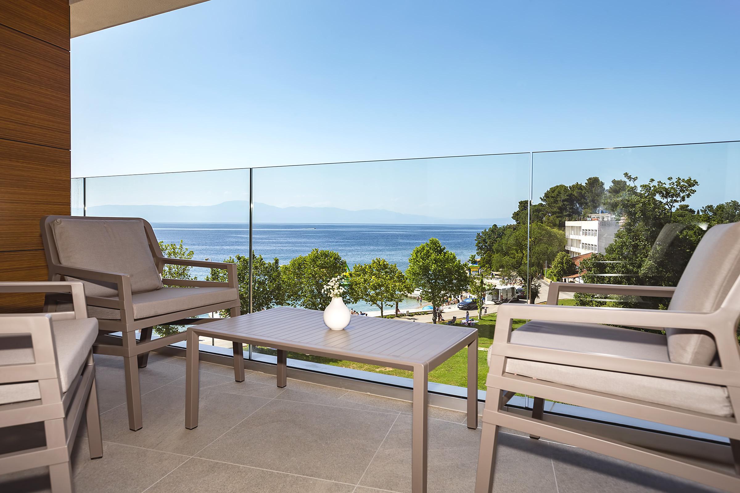 Luxury Hotel Riva Malinska Exterior foto A balcony