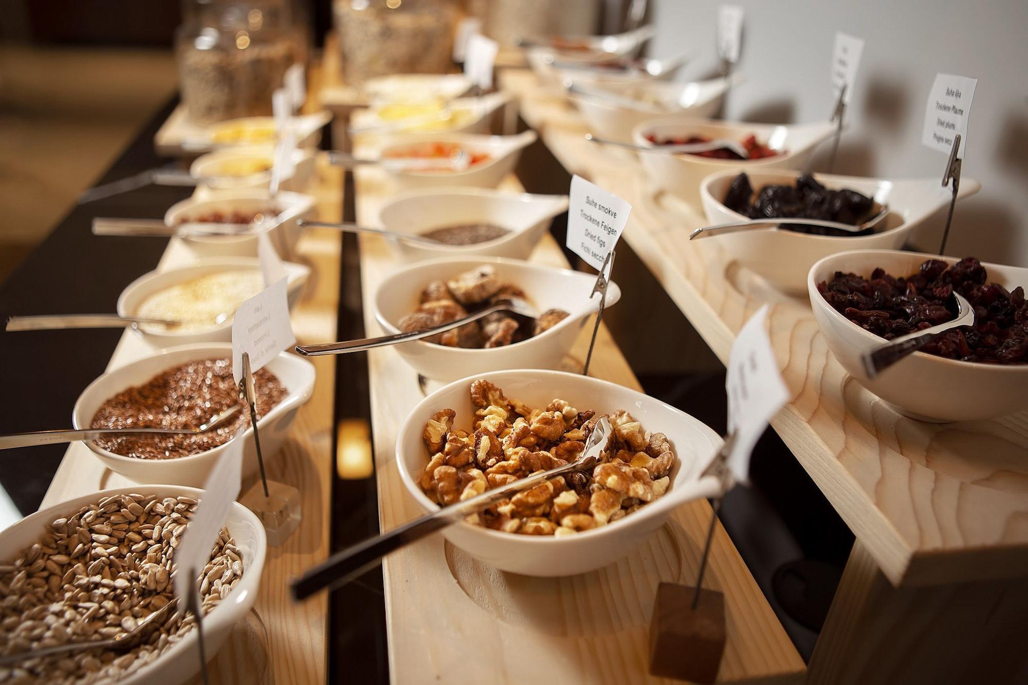 Luxury Hotel Riva Malinska Exterior foto A breakfast buffet