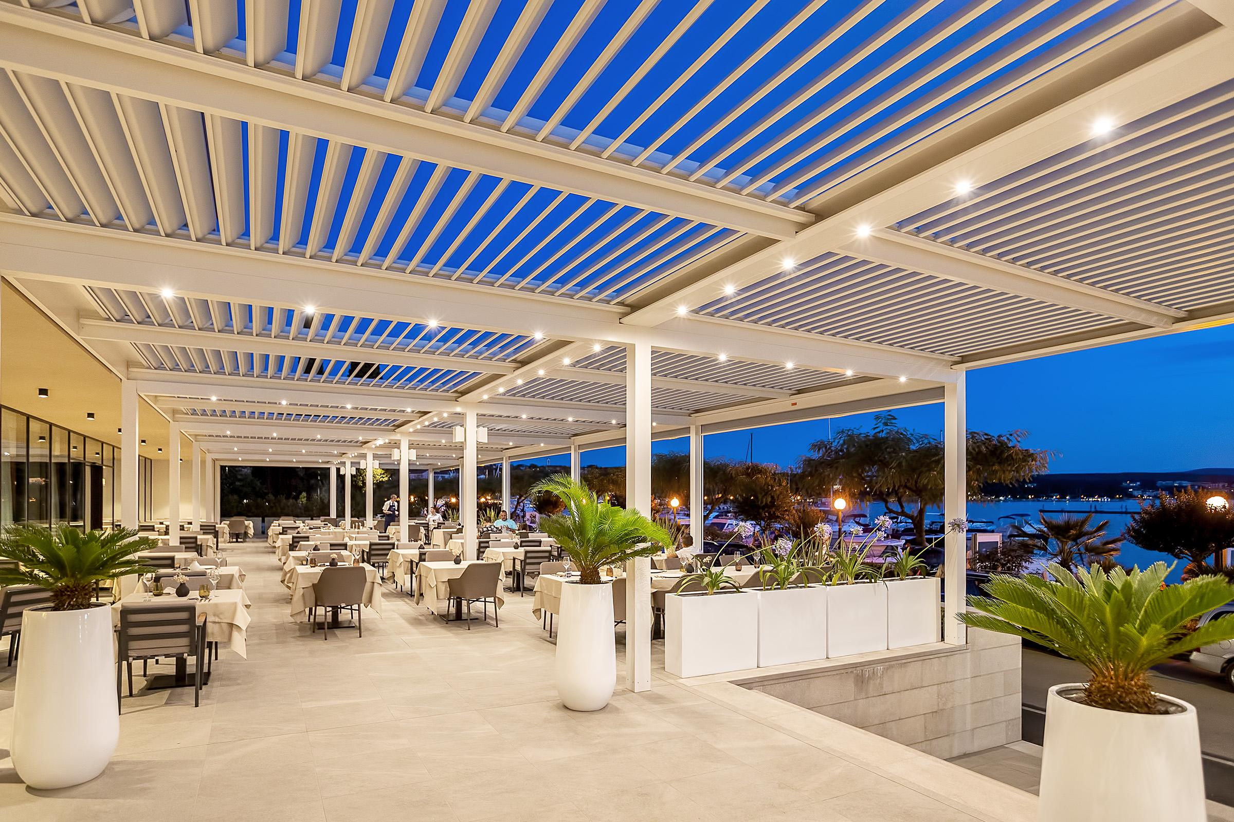 Luxury Hotel Riva Malinska Exterior foto The restaurant at the hotel