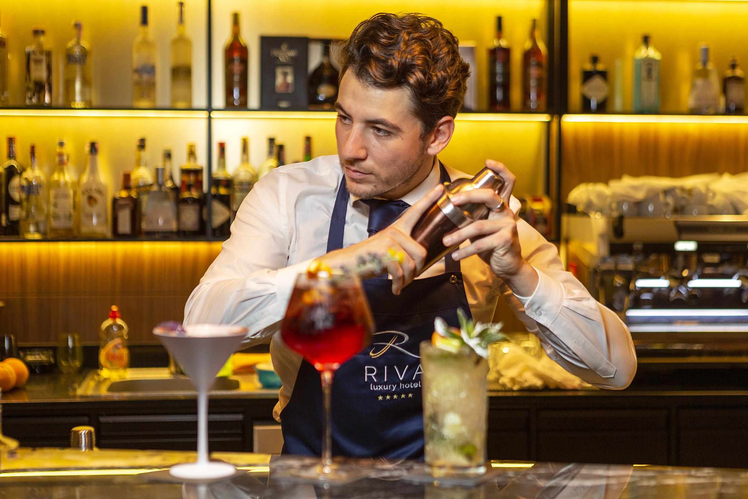 Luxury Hotel Riva Malinska Exterior foto A bartender at work